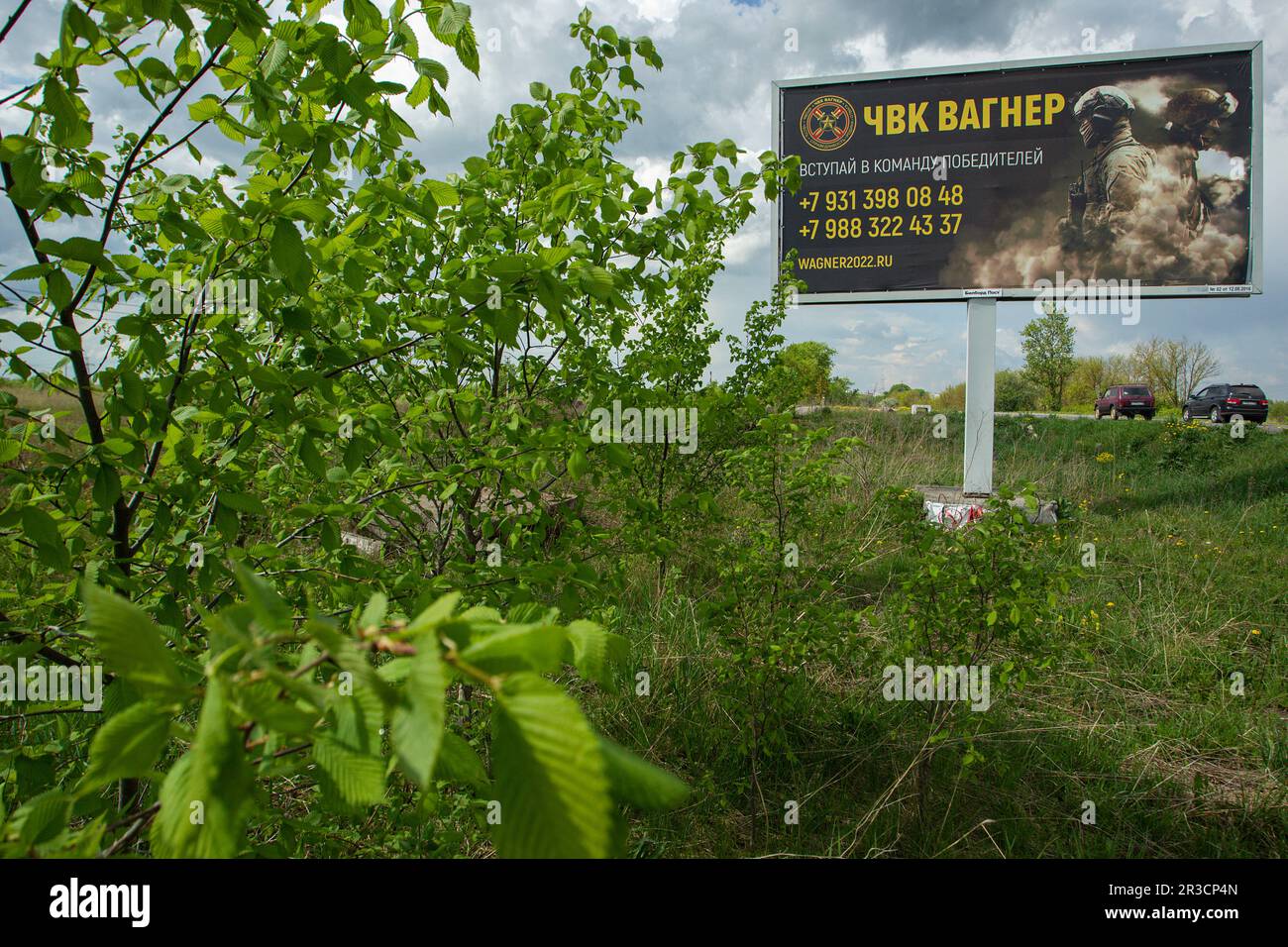 Eine Reklametafel mit russischen Soldaten und eine Werbung für eine private Militärfirma, PMC Wagner, mit der Aufschrift „Join the winning Team“. Am 20. Mai 2023 erklärte der Gründer einer privaten Militärgesellschaft, Yevgeny Prigozhin, dass die PMC Wagner Group die Stadt Bakhmut vollständig unter ihre Kontrolle genommen habe. Stockfoto