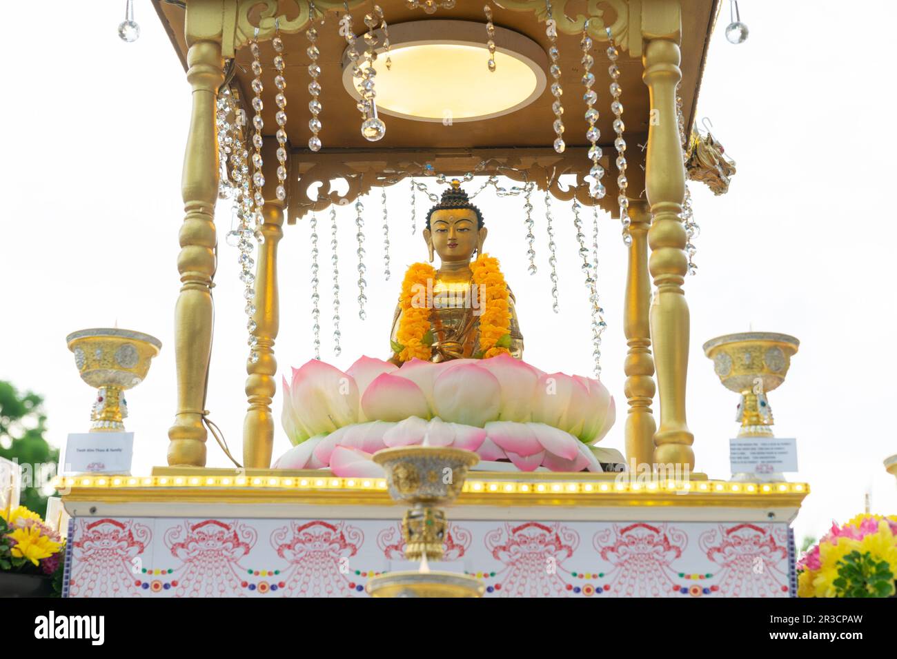 George Town, Penang, Malaysia - 4 2023. Mai: Wesak (Vesak) Tagesparade in Penang. Wunderschöne und heilige Buddha-Statue bei Tageslicht Stockfoto