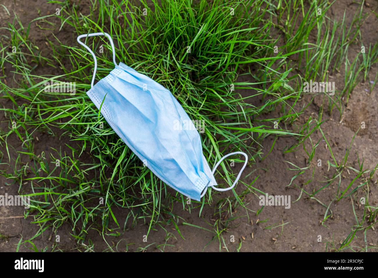 Umweltverschmutzung durch medizinische Masken während der Coronavirus-Pandemie Stockfoto