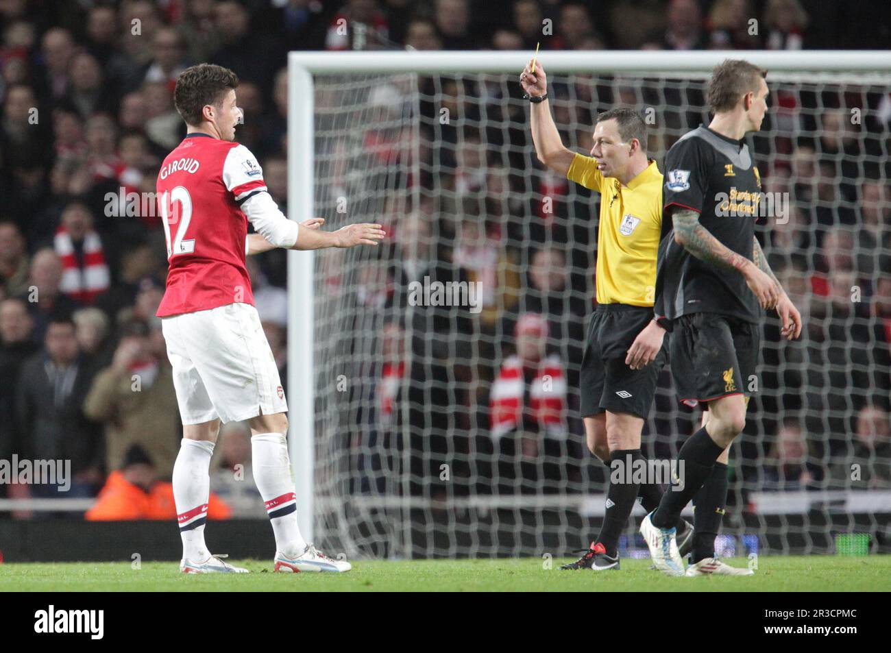 Schiedsrichter Kevin Friend gibt Arsenals Olivier Giroud eine gelbe Karte zum Tauchen aus. Arsenal vs. Liverpool 30. Januar 2013Arsenal 30/01/13. Arsenal V Liver Stockfoto