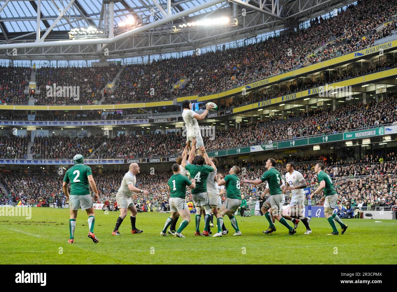 Tom Wood of England gewinnt am Sonntag, den 10. Februar 2013, beim RBS 6 Nations Match zwischen Irland und England im Aviva Stadium in Dublin Stockfoto