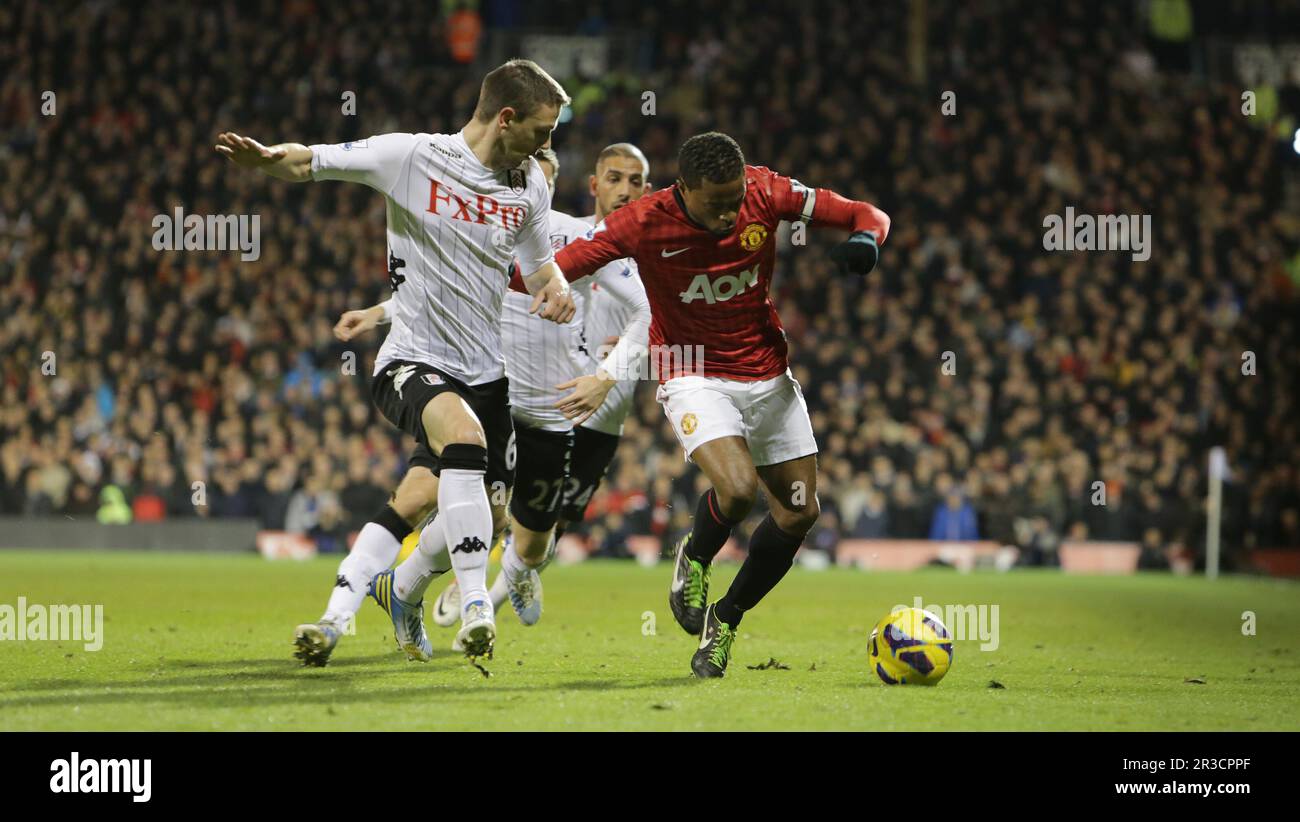 Patrice Evra von Manchester United kämpft mit Chris Baird von Fulham. Fulham 02/02/13 Fulham V Manchester United 02/02/13 die Premier League Foto: RIC Stockfoto