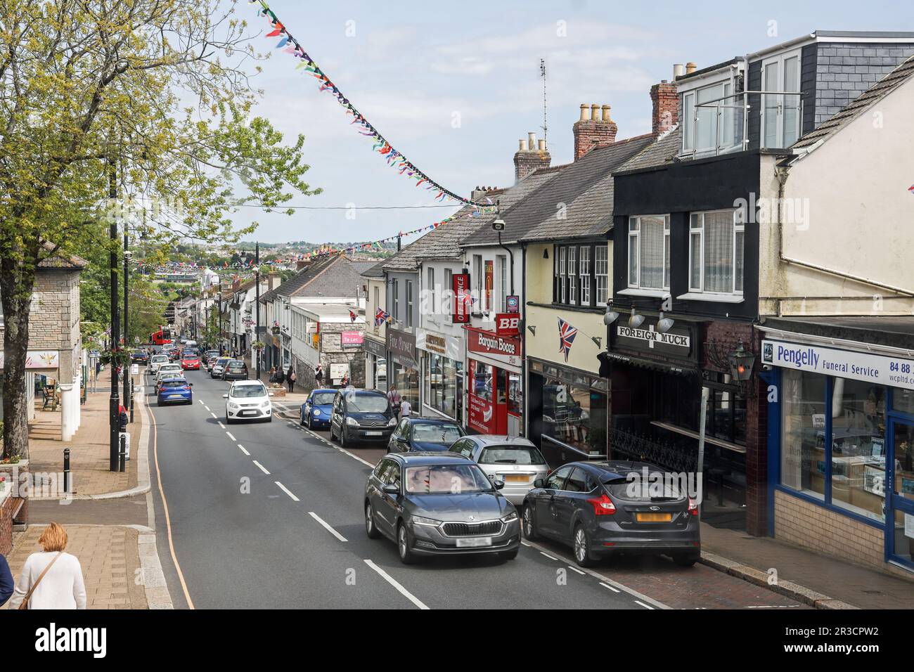 Hoher Aussichtspunkt mit Blick auf die Fore Street in der kornischen Stadt Saltash. Unabhängige Läden überdauern zusammen mit Restaurants, Wohltätigkeitsläden und Friseuren Stockfoto