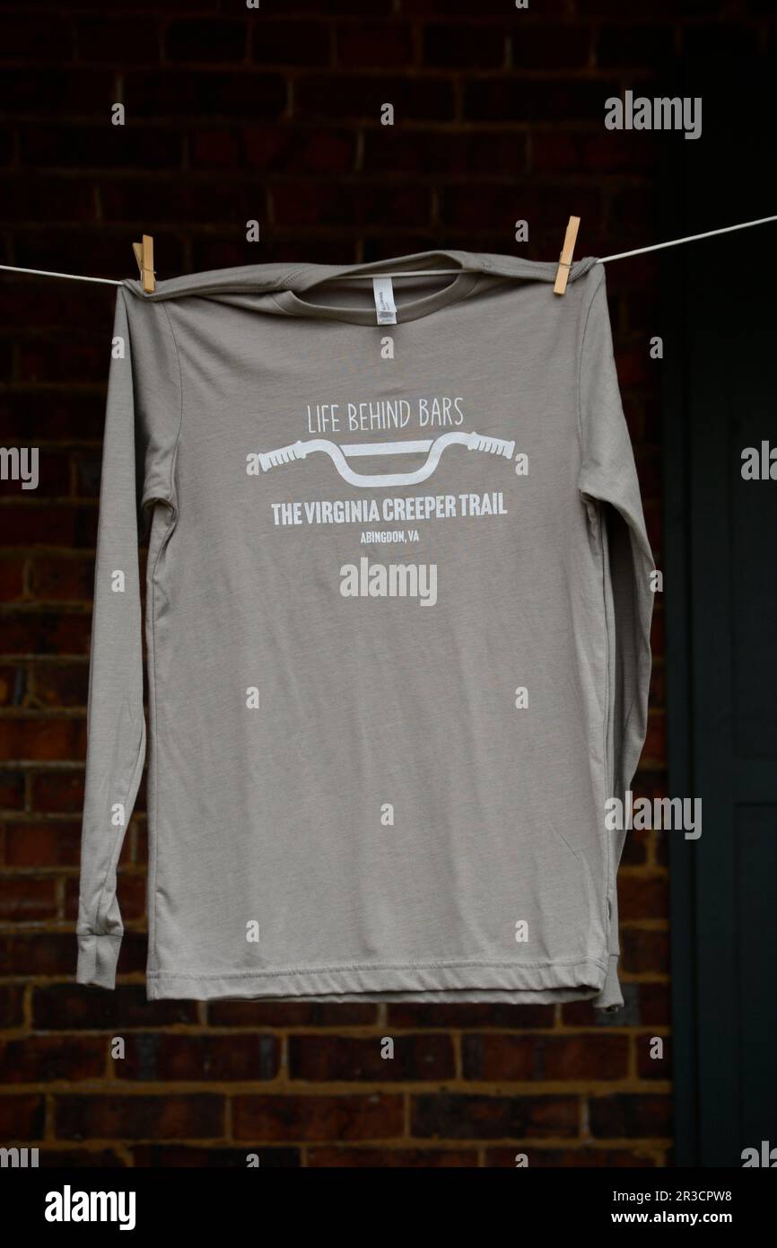 Im beliebten Besucherzentrum des Virginia Creeper Trail in Abingdon, Virginia, wird ein neues T-Shirt zum Verkauf angeboten. Der Pfad ist ein ehemaliges Vorfahrtsrecht der Eisenbahn. Stockfoto