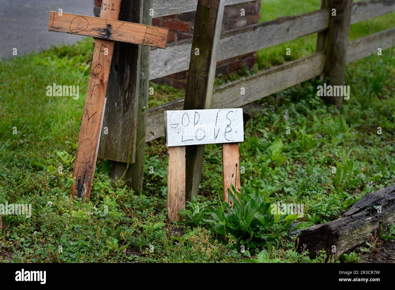 Ein hausgemachtes Schild an einer Straßenecke in Abingdon, Virginia, das verkündet, dass Gott die Liebe ist. Stockfoto