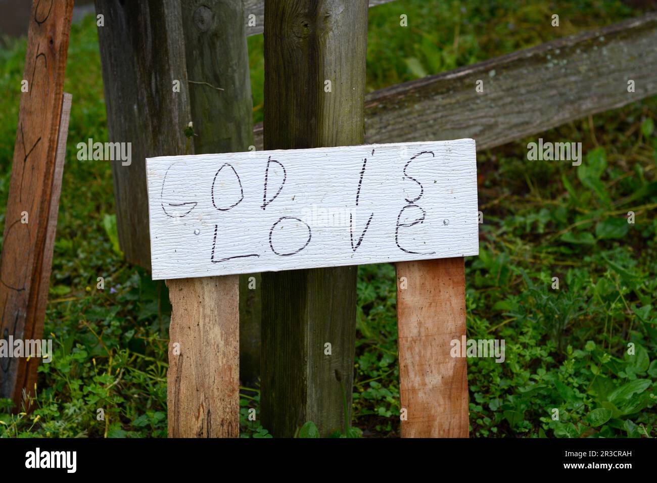 Ein hausgemachtes Schild an einer Straßenecke in Abingdon, Virginia, das verkündet, dass Gott die Liebe ist. Stockfoto