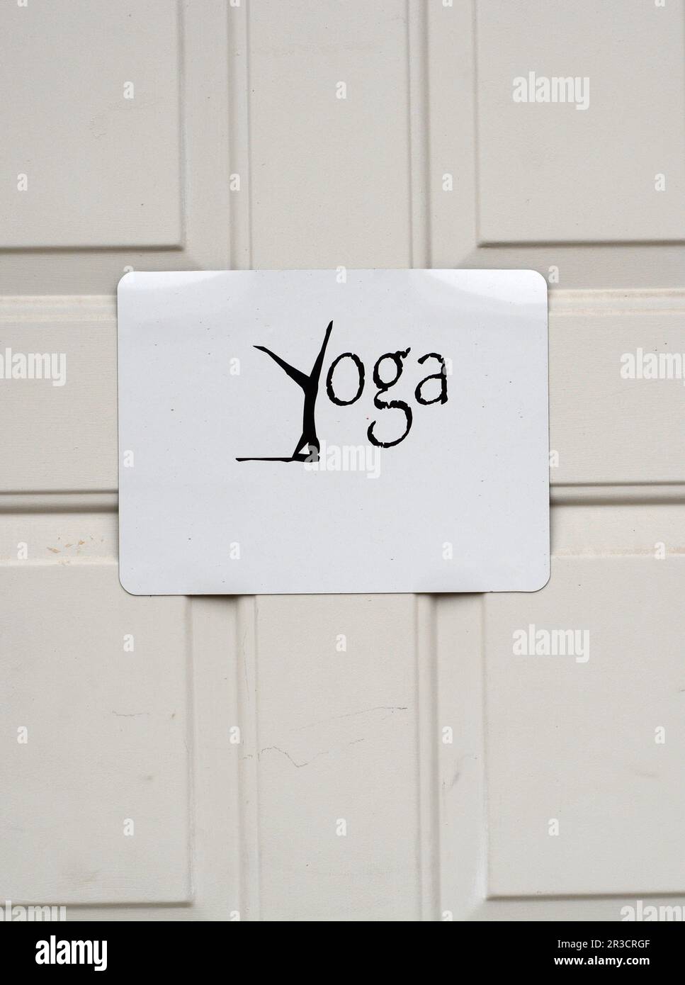 Ein Schild an der Eingangstür eines Yoga-Studios in Abingdon, Virginia. Stockfoto