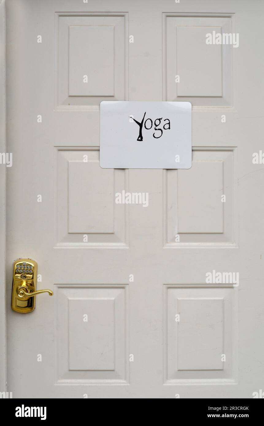 Ein Schild an der Eingangstür eines Yoga-Studios in Abingdon, Virginia. Stockfoto