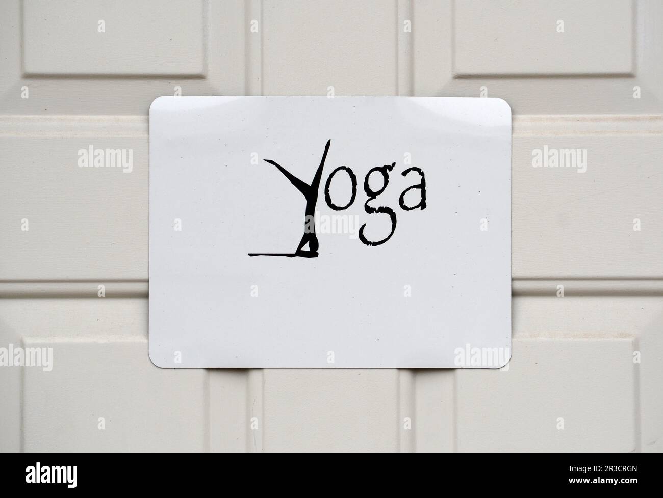 Ein Schild an der Eingangstür eines Yoga-Studios in Abingdon, Virginia. Stockfoto