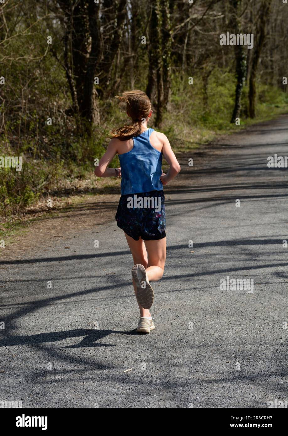 Ein Teenager joggt in Abingdon, Virginia. Stockfoto