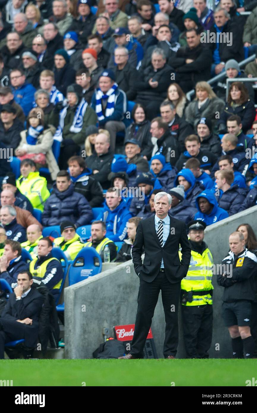 Alan Pardew, Manager von Newcastle United, schaut beim FA Cup 3. auf das Spiel zwischen Brighton & Hove Albion und Newcastle United im American Stockfoto