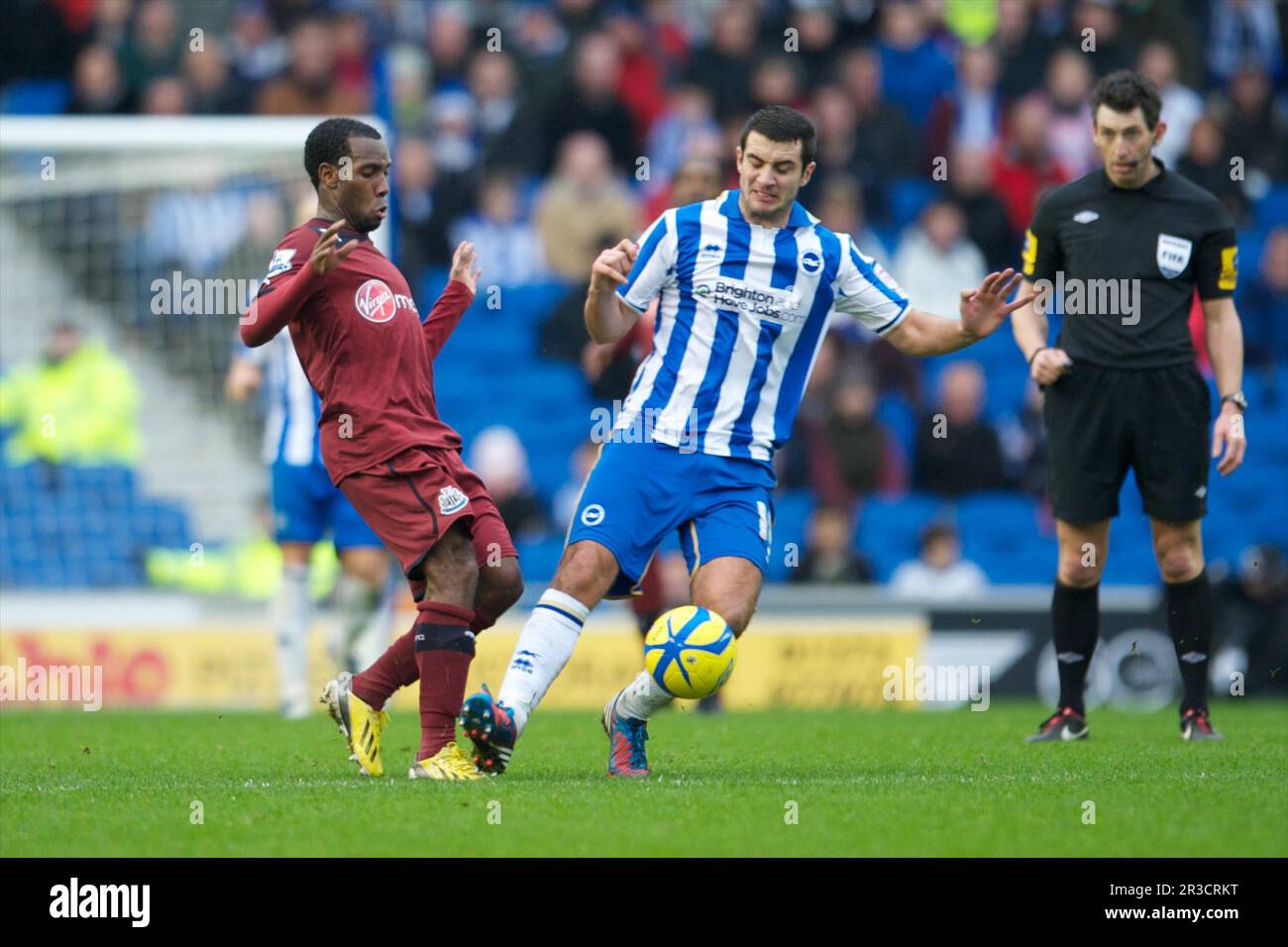 Vurnon Anita von Newcastle United (links) und Gary Dicker von Brighton & Hove Albion während des FA Cup 3.-Runden-Spiels zwischen Brighton & Hove Albion und Stockfoto