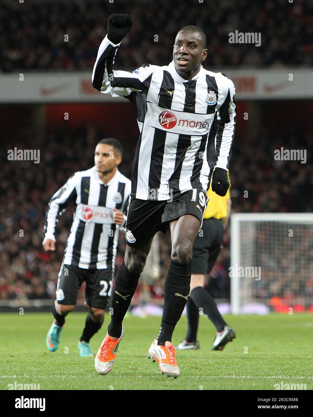 Demba Ba von Newcastle United feiert sein erstes Tor auf seiner Seite, um das Spiel auf Level zu bringen 1:1Arsenal 29/12/12 Arsenal V Newcastle United 29/12/12 The Prem Stockfoto