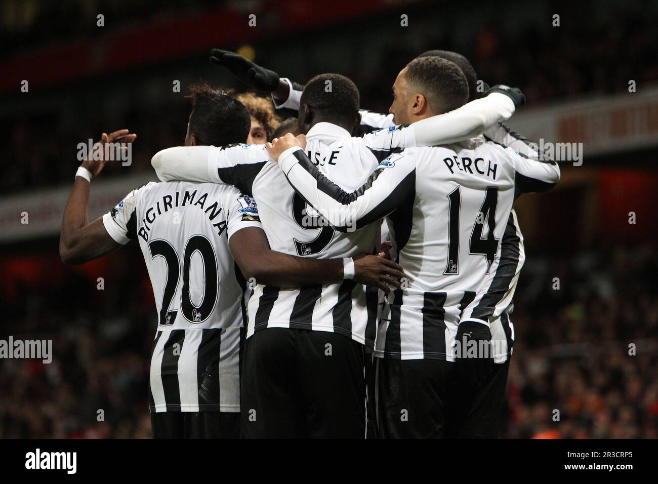 Demba Ba von Newcastle United feiert mit seinen Teamkollegen, nachdem er das Spiel 1:1Arsenal 29/12/12 Arsenal V Newcastle United 29/12/12 geschafft hat Stockfoto