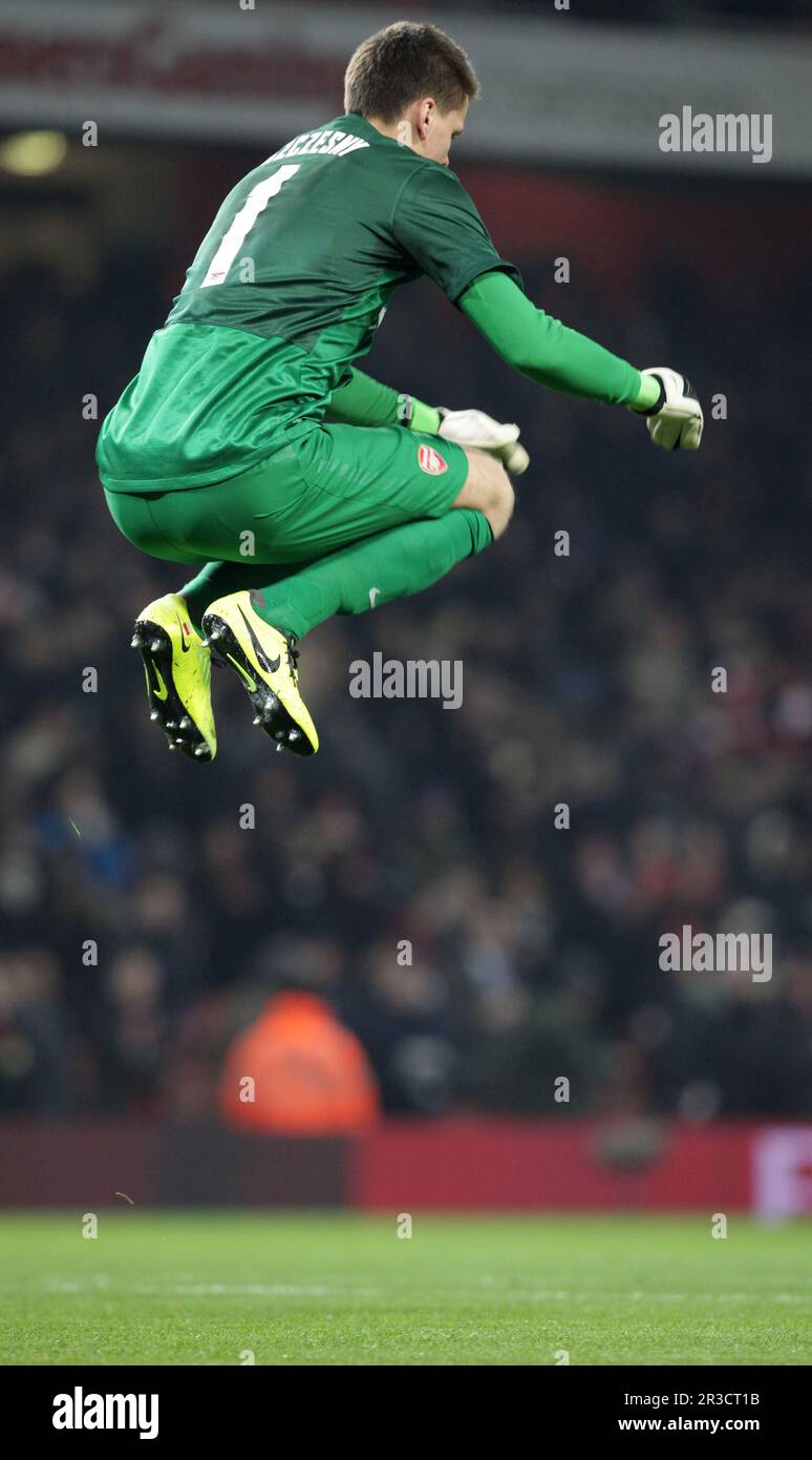 Arsenals Wojciech Szczesny versucht, sich während des Spiels warm zu halten. Arsenal Beat Swansea 1:0Arsenal 16/01/13 Arsenal V Swansea City 16/01/13 der FA Cup T Stockfoto