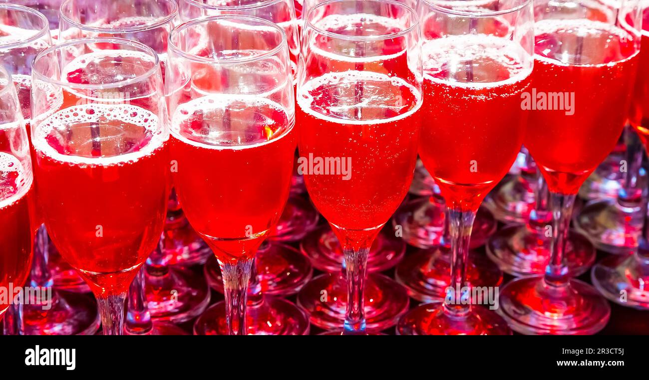 Wein-Cocktail Begrüßungsgetränk bei einem Firmengaladinner Stockfoto