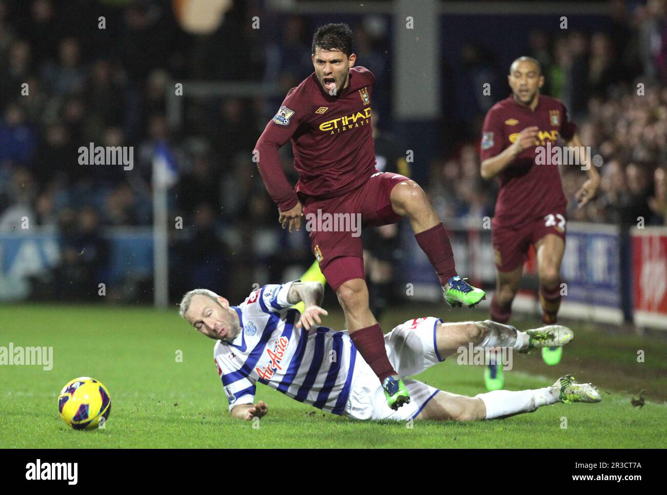 Shaun Derry von Queens Park Rangers kämpft mit dem Sergio Aguero von Manchester City. Das Spiel endet mit einem unentschieden. QPR 29/01/13 QPR V Manchester City 2 Stockfoto