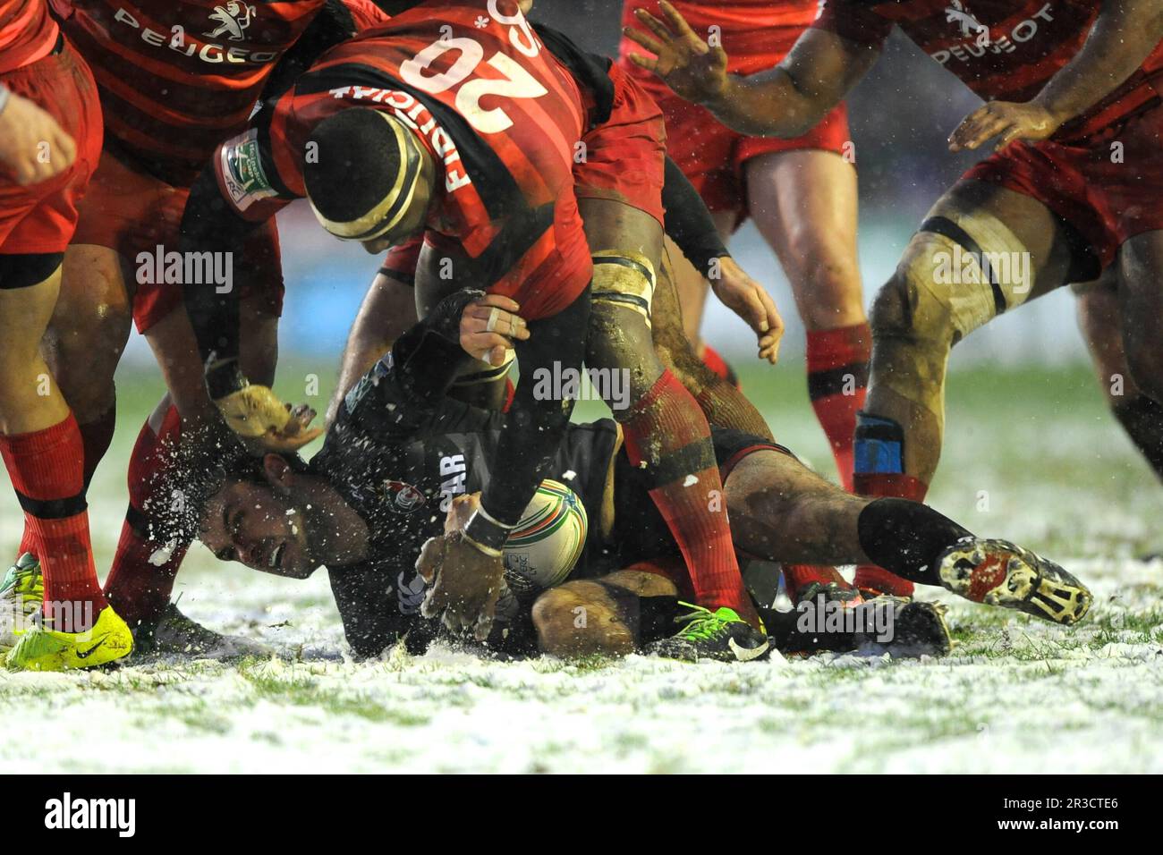 Niall Morris von Leicester Tigers wird von Yannick Nyanga von Stade Toulousain während des Heineken Cup 6.-Runden-Spiels zwischen Leicester Tigers und angegriffen Stockfoto