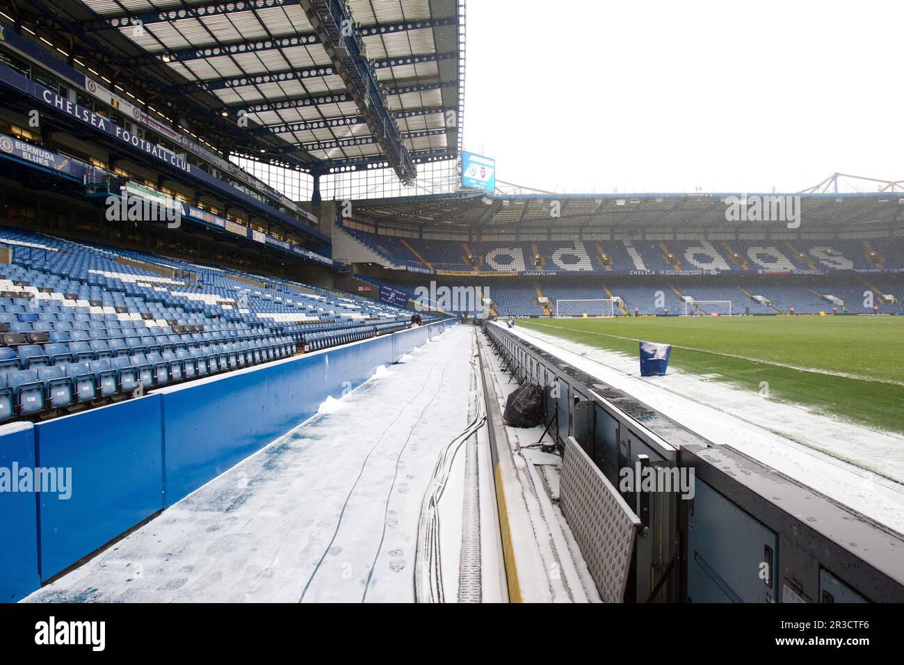 Blick vom Boden auf die Stamford Bridge mit Schnee. Chelsea schlägt Arsenal 2:1Chelsea 20/01/13 Chelsea V Arsenal 20/01/13 das Premier League Foto: Richard Washbr Stockfoto