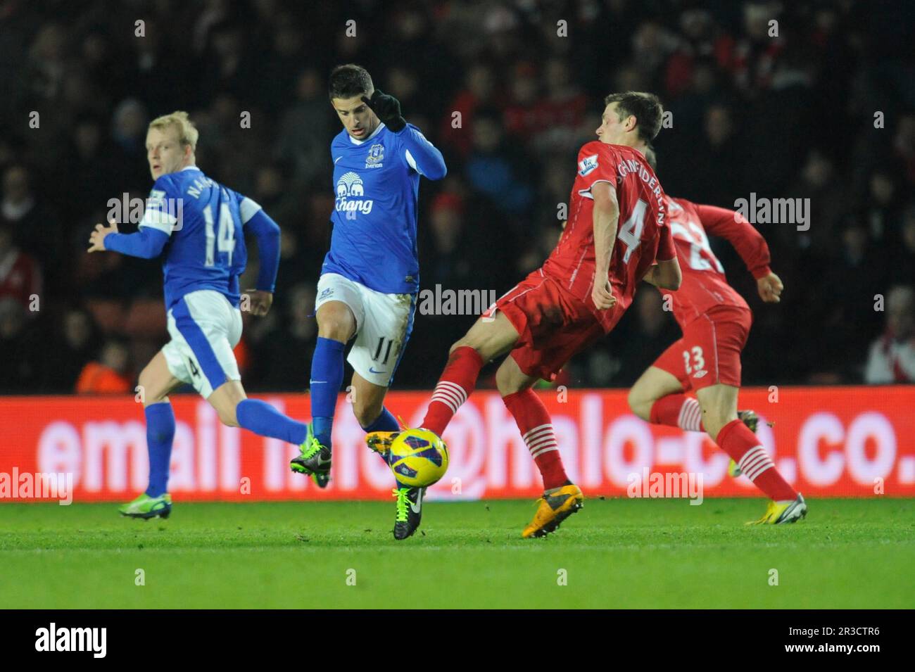 Kevin Mirallas von Everton und Morgan Schneiderlin von Southampton in Aktion während des Barclays Premier League-Spiels zwischen Southampton und Everton AT Stockfoto