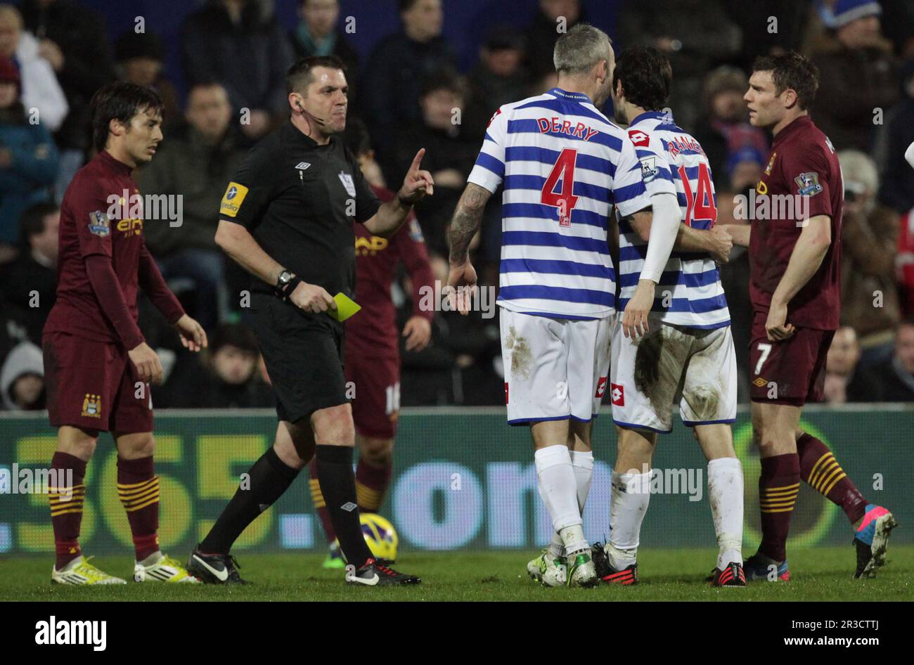 Esteban Granera von Queens Park Rangers erhält eine gelbe Karte von Schiedsrichter Phil Dowd. Das Spiel endet mit einem unentschieden. QPR 29/01/13 QPR V Manchester CI Stockfoto
