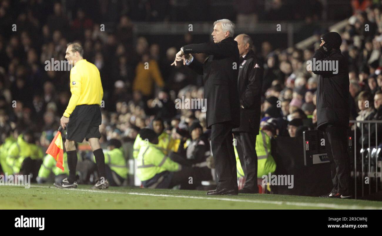 Alan Pardew, Manager von Newcastle United, teilt dem Schiedsrichter Lee Mason mit, dass er weitere Minuten einplanen muss, um Zeit zu verschwenden. Fulham hat Newcastle Untied geschlagen Stockfoto