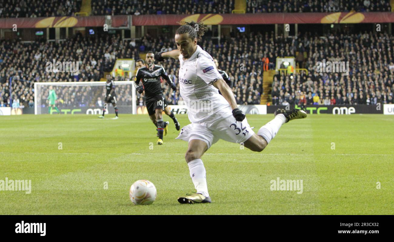 Tottenham Hotspurs Benoit Assou-Ekotto in Aktion während des heutigen Spiels, Spurs Beat Lyon 2:1 Tottenham Hotspur 14/02/13 Tottenham Hotspur V Olympique Ly Stockfoto
