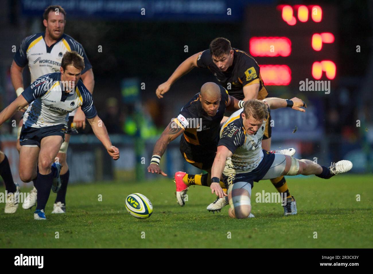 Jake Abbott von Worcester Warriors (rechts) verliert den Ball, wenn er während des LV= Cup se von Tom Lindsay (hinten) und Tom Varndell von London Wespen angegriffen wird Stockfoto