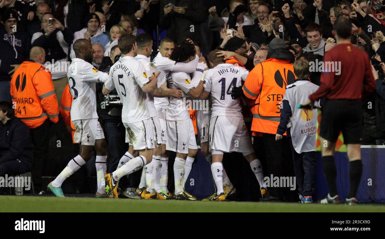 Tottenham Hotspur's Gareth Bale feiert es, gemeinsam mit seinen Teamkollegen auf seiner Seite das zweite Tor zu schießen. Sporen schlagen Lyon 2:1Tottenham Hotspur 14/02/13 Tottenham Stockfoto