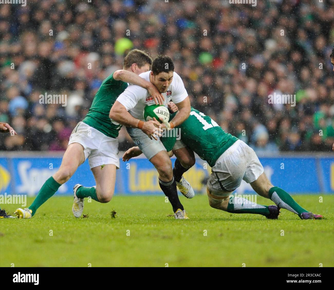 Brad Barritt aus England wird von Ronan O'Gara (links) und Gordon D'Arcy aus Irland während des Spiels der RBS 6 Nations zwischen Irland und England unter t angegriffen Stockfoto