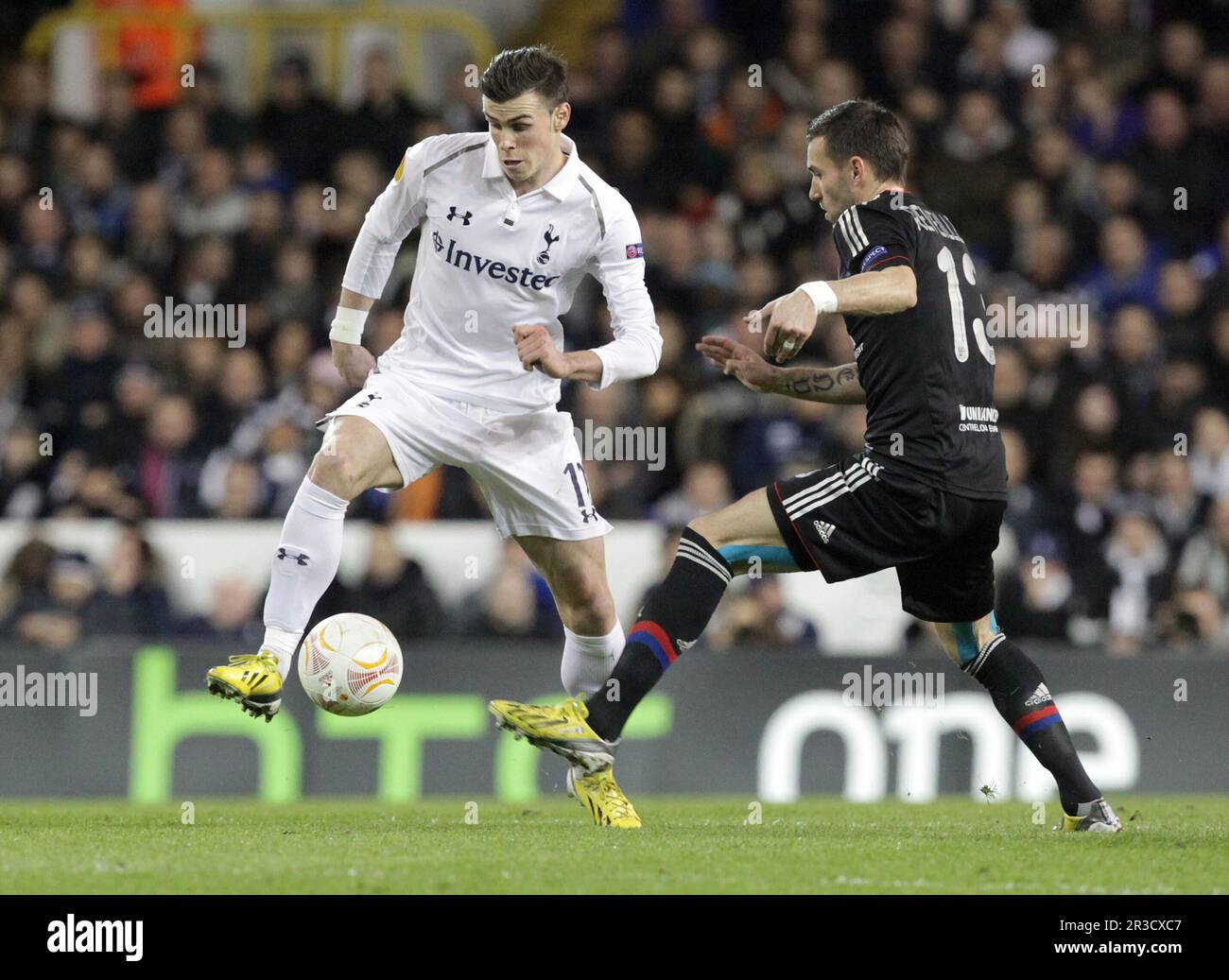 Tottenham Hotspurs Gareth Bale kämpft mit Olympique Lyonnais Anthony Reveillere. Sporen schlagen Lyon 2:1Tottenham Hotspur 14/02/13 Tottenham Hotspur V Stockfoto