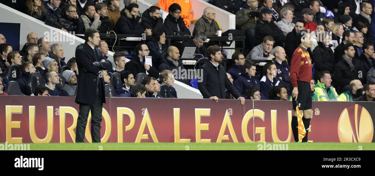 Olympique Lyonnais Remi Garde und Tottenham Hotspurs Manager Andre Villas Boas beobachten ihre Teams von der Berührungslinie aus. Sporen schlagen Lyon 2:1Tottenham Ho Stockfoto