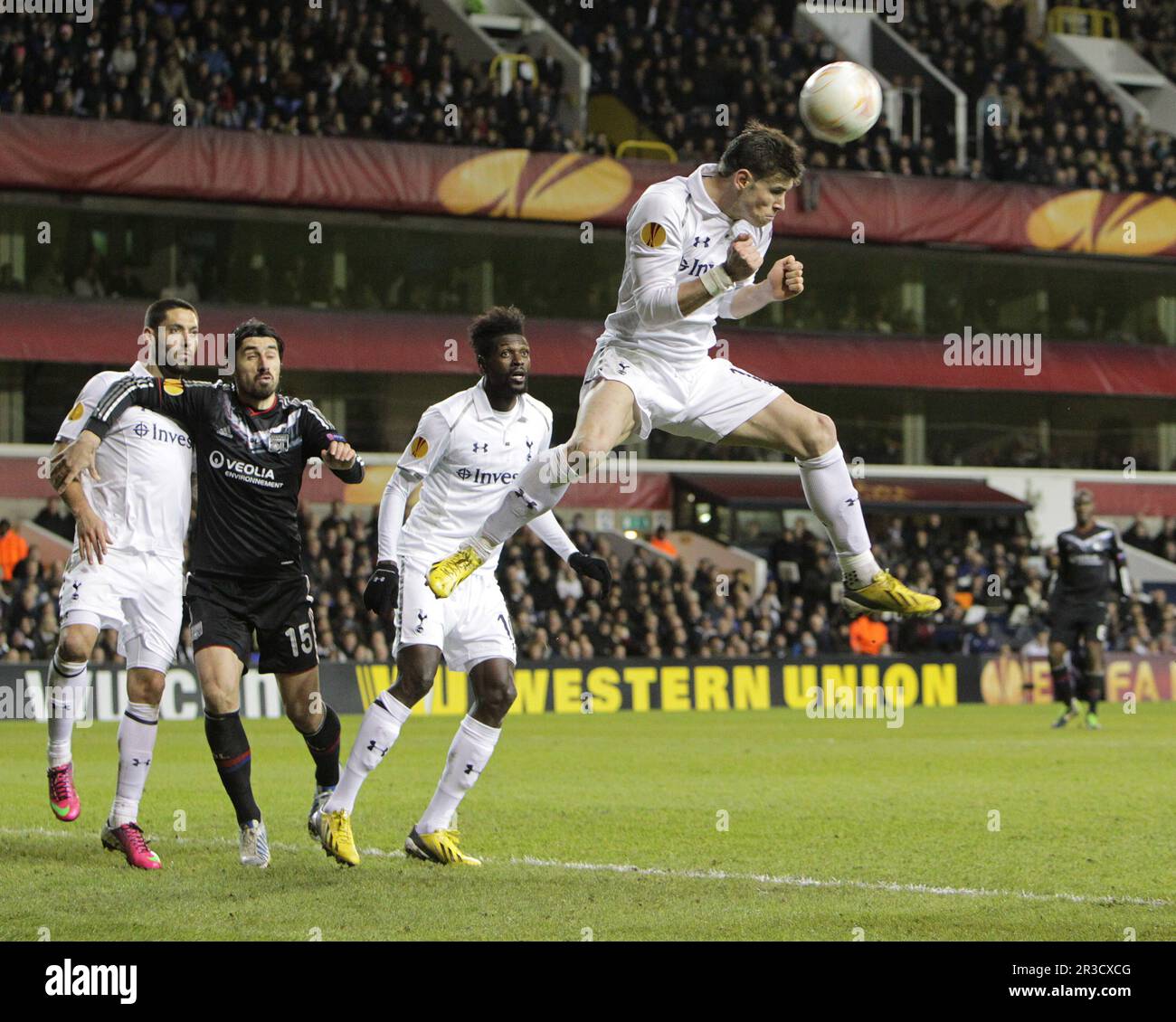 Tottenham Hotspur's Gareth Bale schafft den Ball nach einem Lyon Corner-Kick in Sicherheit. Sporen schlagen Lyon 2:1Tottenham Hotspur 14/02/13 Tottenham Hotspur Stockfoto