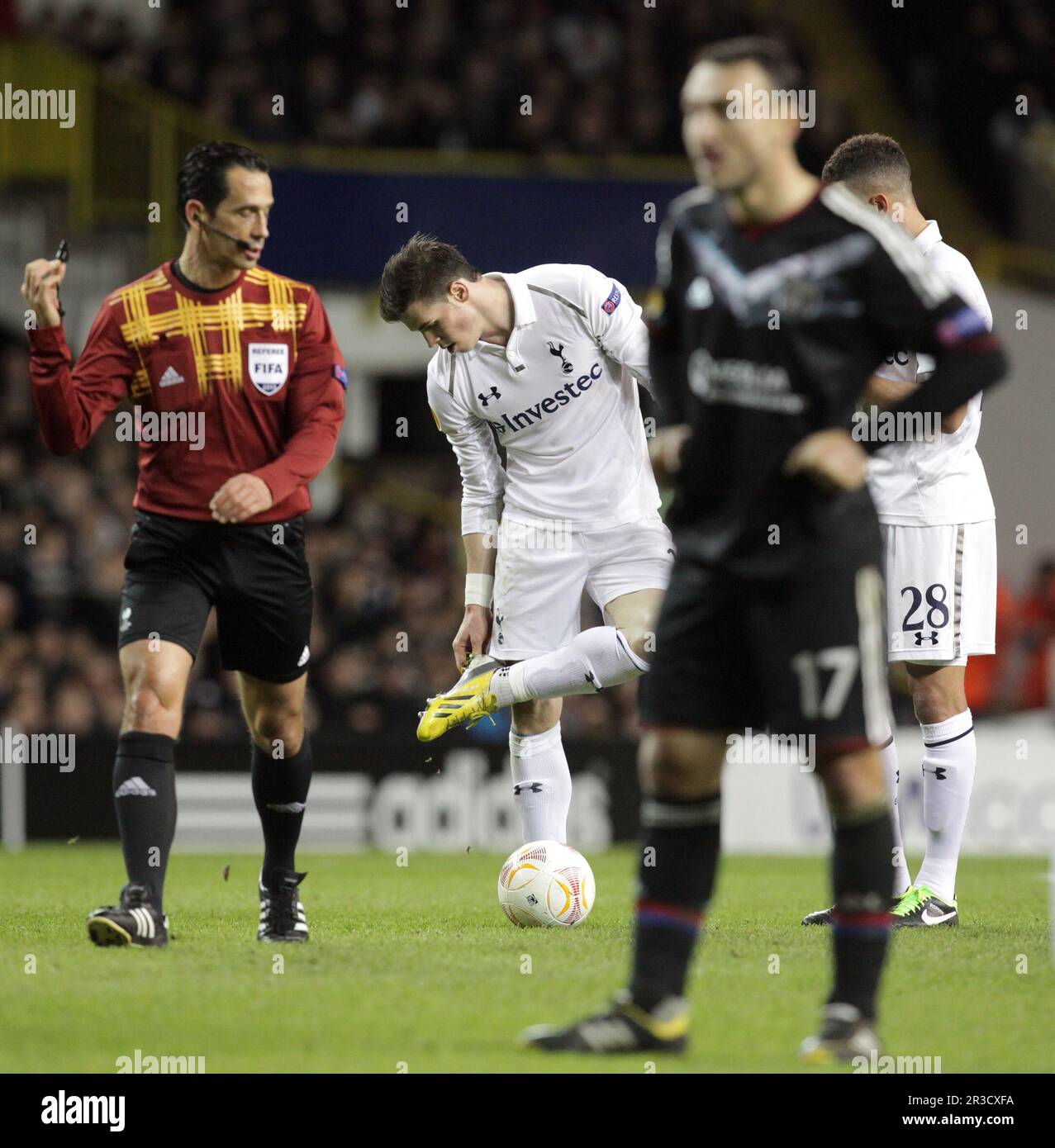 Tottenham Hotspur's Gareth Bale reinigt seine Stiefel, bevor er den Freistoß nimmt, bei dem er trifft. Die Sporen schlagen Lyon 1:0Tottenham Hotspur 14/02 Stockfoto