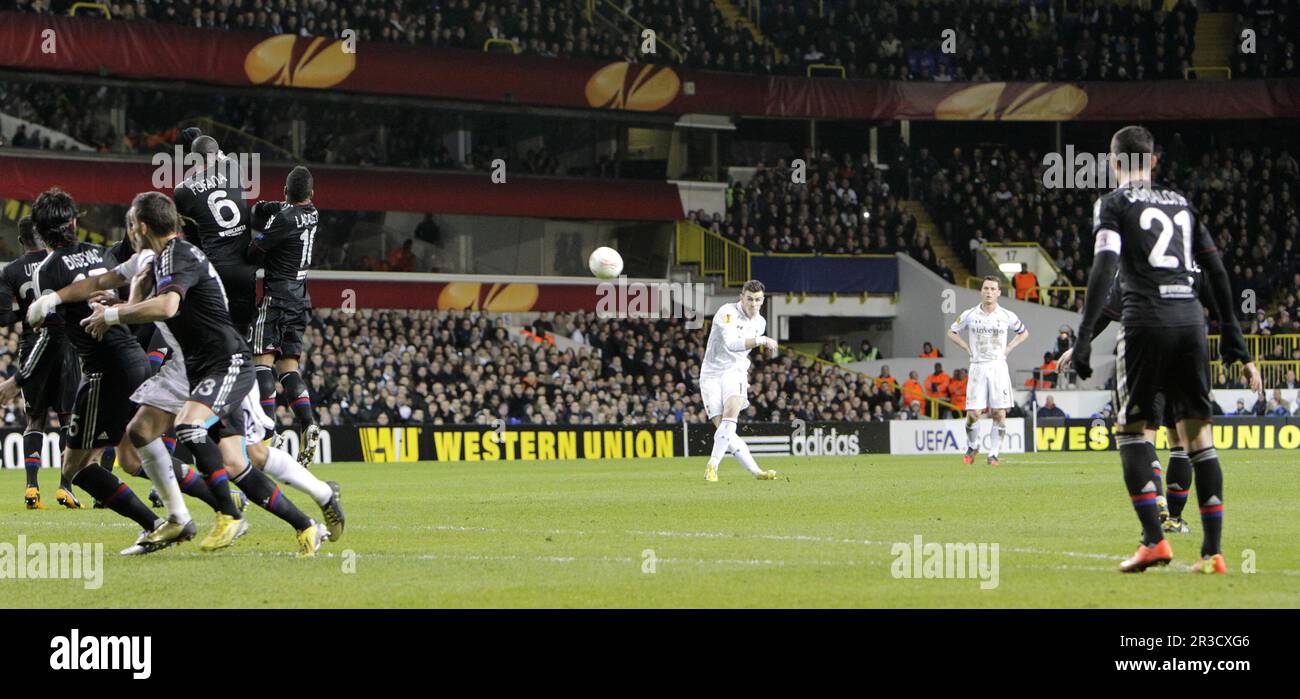 Tottenham Hotspur's Gareth Bale erzielt das Eröffnungstor durch einen Freistoß spät in der ersten Hälfte. Die Sporen schlagen Lyon 1:0Tottenham Hotspur 14/02/13 Stockfoto