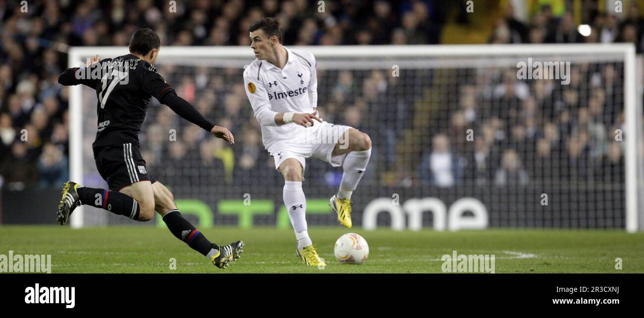 Tottenham Hotspur's Gareth Bale versucht, seinen Marker Olympique Lyonnais Steed Malbranque zu verlieren, Spurs schlug Lyon 2:1Tottenham Hotspur 14/02/13 Tottenham H Stockfoto