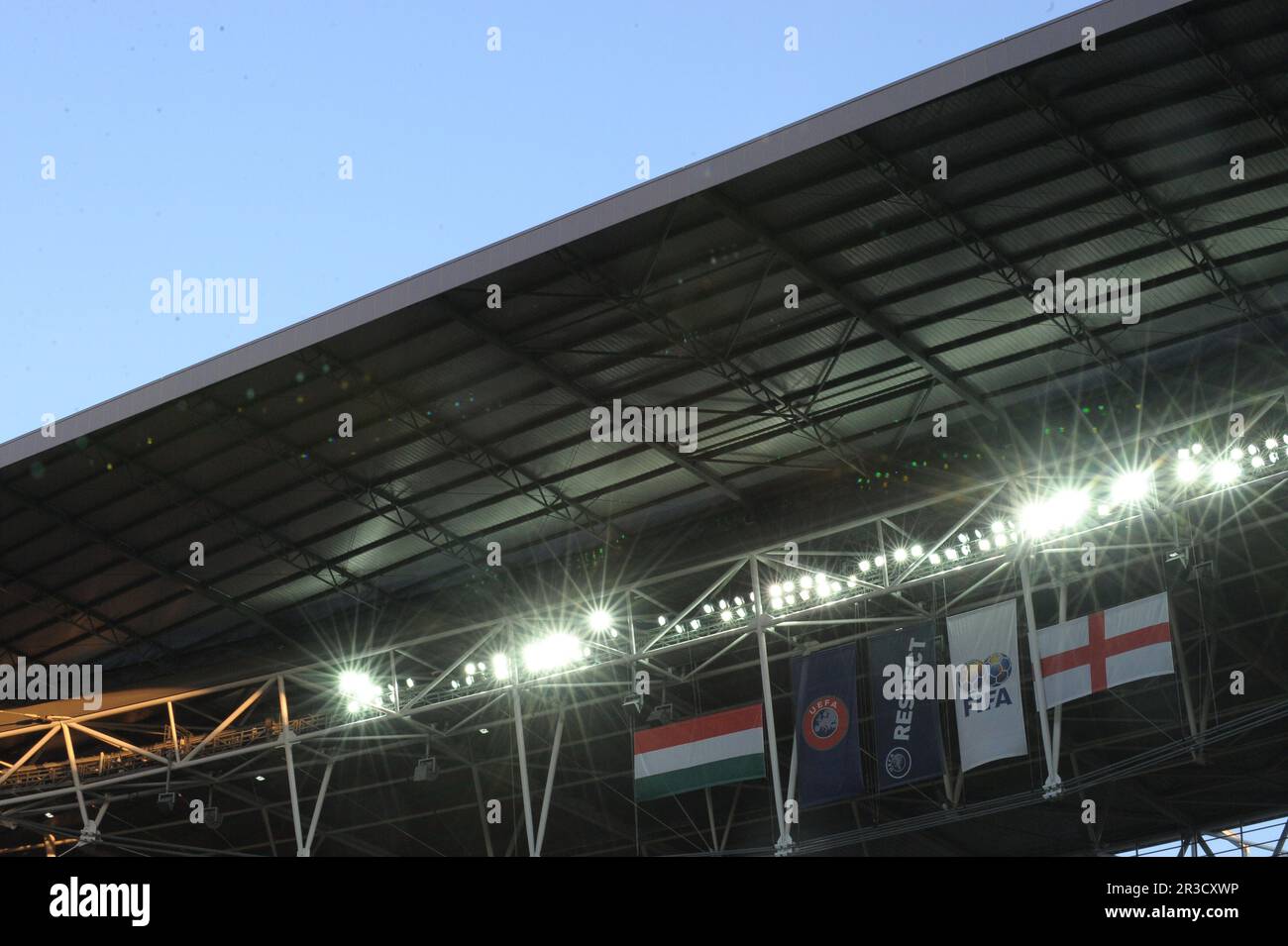 Wembley Stadium, England gegen Ungarn, International Friendly 11/08/2010 Ein allgemeiner Blick auf das Wembley Stadion mit den Nationalflaggen von England und Hun Stockfoto