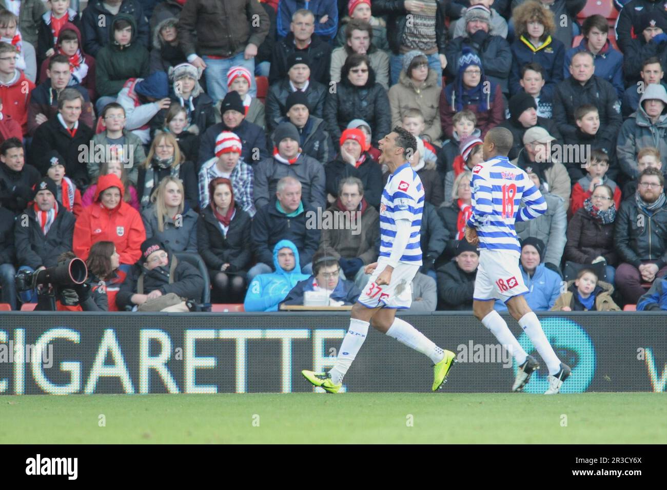 Jay Bothroyd von Queens Park Rangers feiert das Siegertor vor den unbeeindruckten Southampton-Fans während der Barclays Premier League ma Stockfoto