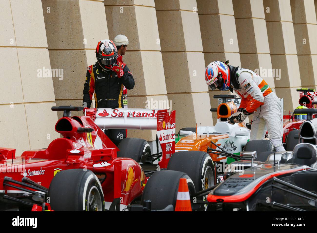 Kimi Raikkonen (FIN) Lotus F1 E21 und Paul di Resta (GBR) Sahara Force India VJM06 im Parc ferme.20.04.2013. Formel-1-Weltmeisterschaft, Rd 4, Bahra Stockfoto