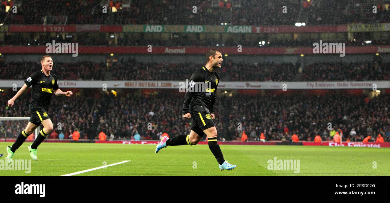 Shaun Maloney von Wigan Athletic schießt auf seiner Seite und gleicht das Tor aus, um 1:1 zu erreichen. Arsenal 14/05/13 Arsenal V Wigan Athletic 14/05/13 The Premier Stockfoto