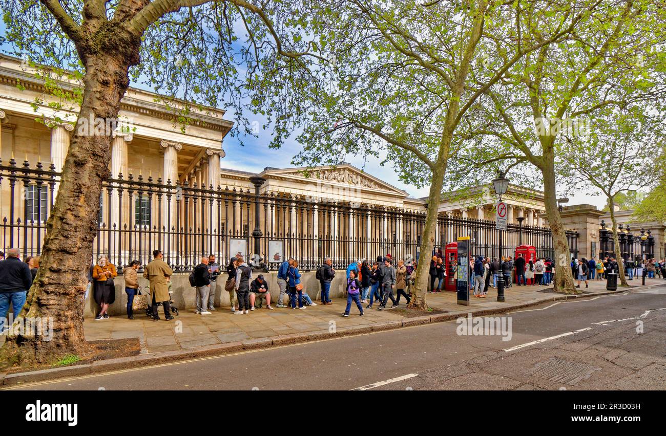 British Museum Great Russell Street London am frühen Morgen wartete eine große Schlange von Leuten auf das Hauptgebäude Stockfoto
