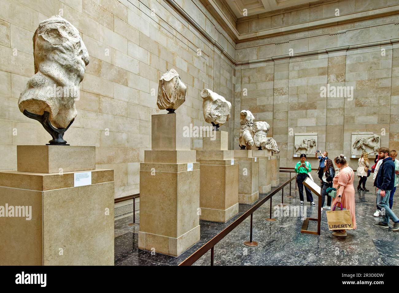 British Museum Great Russell Street London die Parthenon Skulpturen Elgin Marbles Gruppe von Menschen, die die Skulpturen betrachten Stockfoto