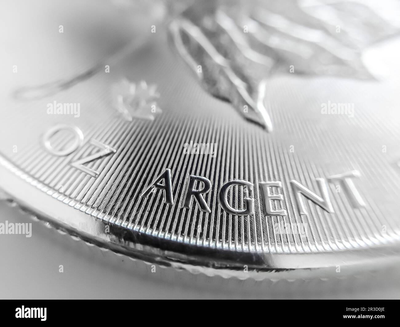 Makro Nahaufnahme eines 999% Silber kanadische Maple Leaf Gold Münze Stockfoto