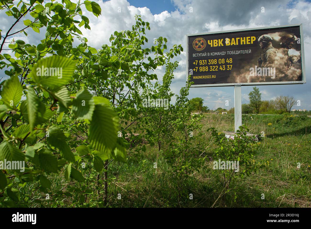 Sankt Petersburg, Russland. 22. Mai 2023. Eine Reklametafel mit russischen Soldaten und eine Werbung für eine private Militärfirma, PMC Wagner, mit der Aufschrift „Join the winning Team“. Am 20. Mai 2023 erklärte der Gründer einer privaten Militärgesellschaft, Yevgeny Prigozhin, dass die PMC Wagner Group die Stadt Bakhmut vollständig unter ihre Kontrolle genommen habe. (Credit Image: © Artem Priakhin/SOPA Images via ZUMA Press Wire) NUR REDAKTIONELLE VERWENDUNG! Nicht für den kommerziellen GEBRAUCH! Stockfoto