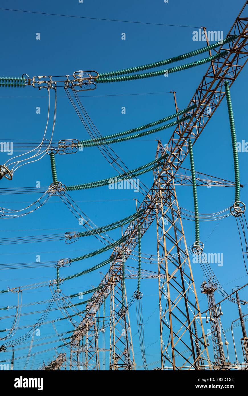 Hochspannungs-Stromleitungen in Industrieausführung Stockfoto