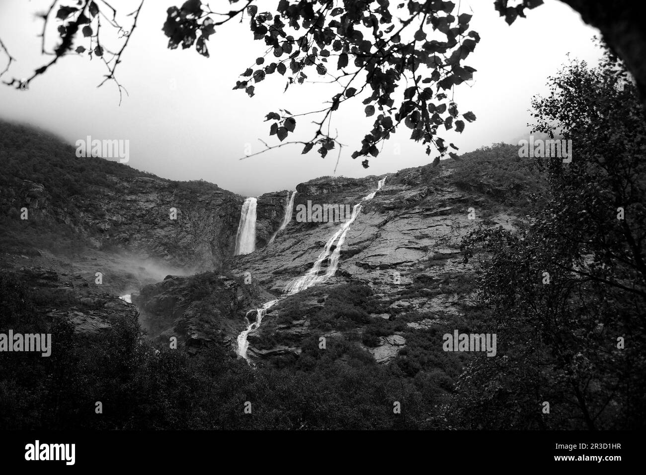 Der 400 Meter hohe Wasserfall von Krunefossen - ein Wasserfall mit einer Gesamthöhe von 2000 Fuß vom Gletscher bis zum Talboden. Benachbarte Wasserfälle können auch b Stockfoto