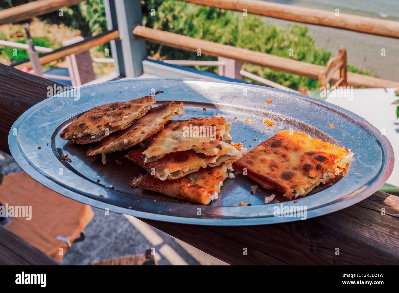 Ein Gericht mit griechischer Tyropita, Feta-Käsepastete mit Schichten von Butterphyllo-Gebäck gefüllt mit einer Mischung aus Käse und Eiern. Stockfoto