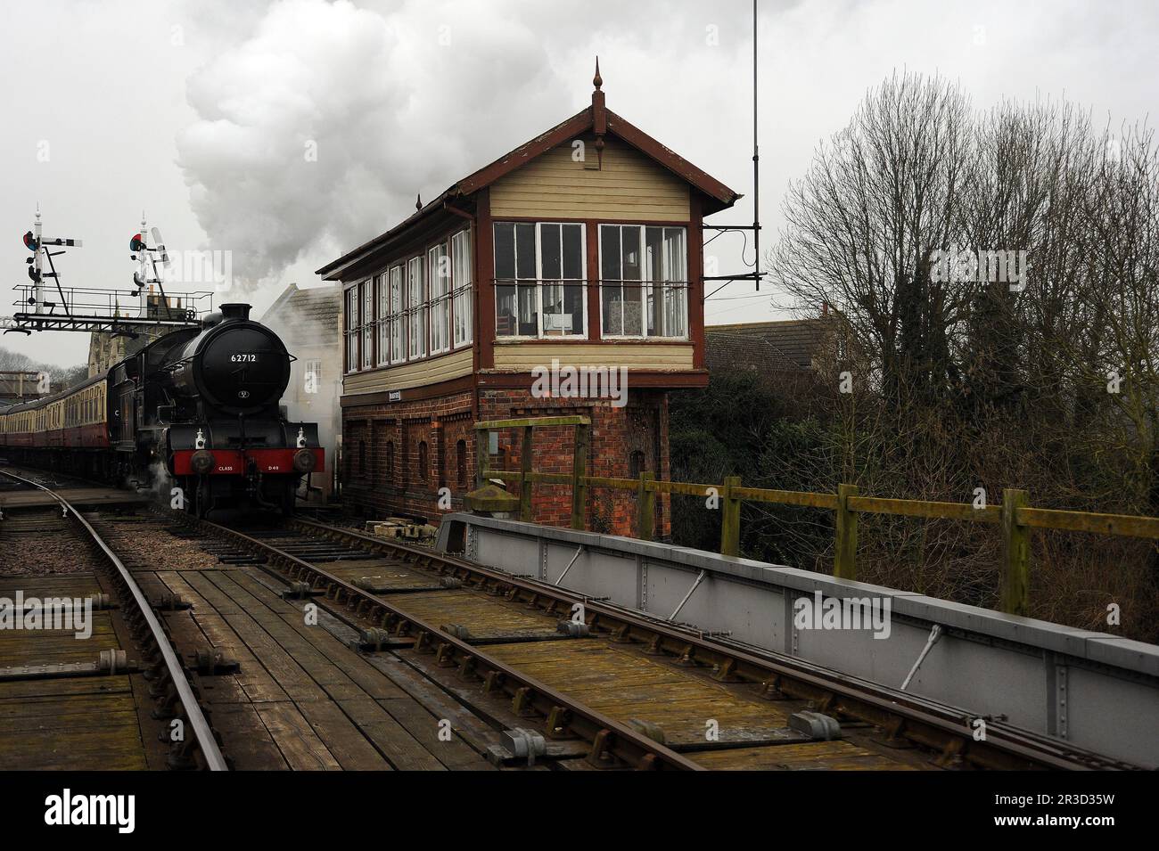 „Morayshire“ fährt mit einem Zug in Richtung Osten von Wansford ab. Stockfoto