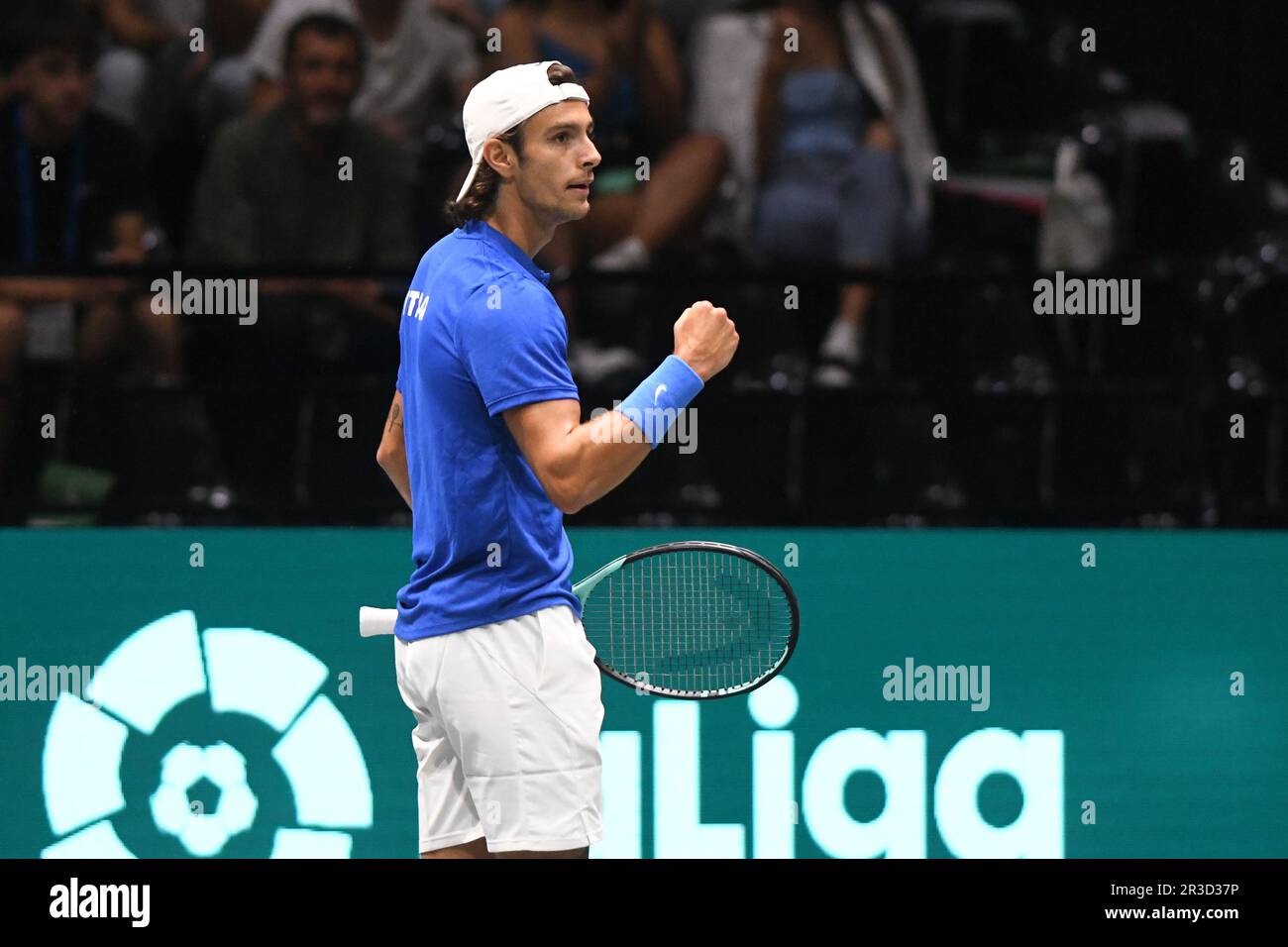 Lorenzo Musetti (Italien) feiert den Sieg gegen Kroatien. Davis Cup Finals, Gruppe A (Bologna) Stockfoto
