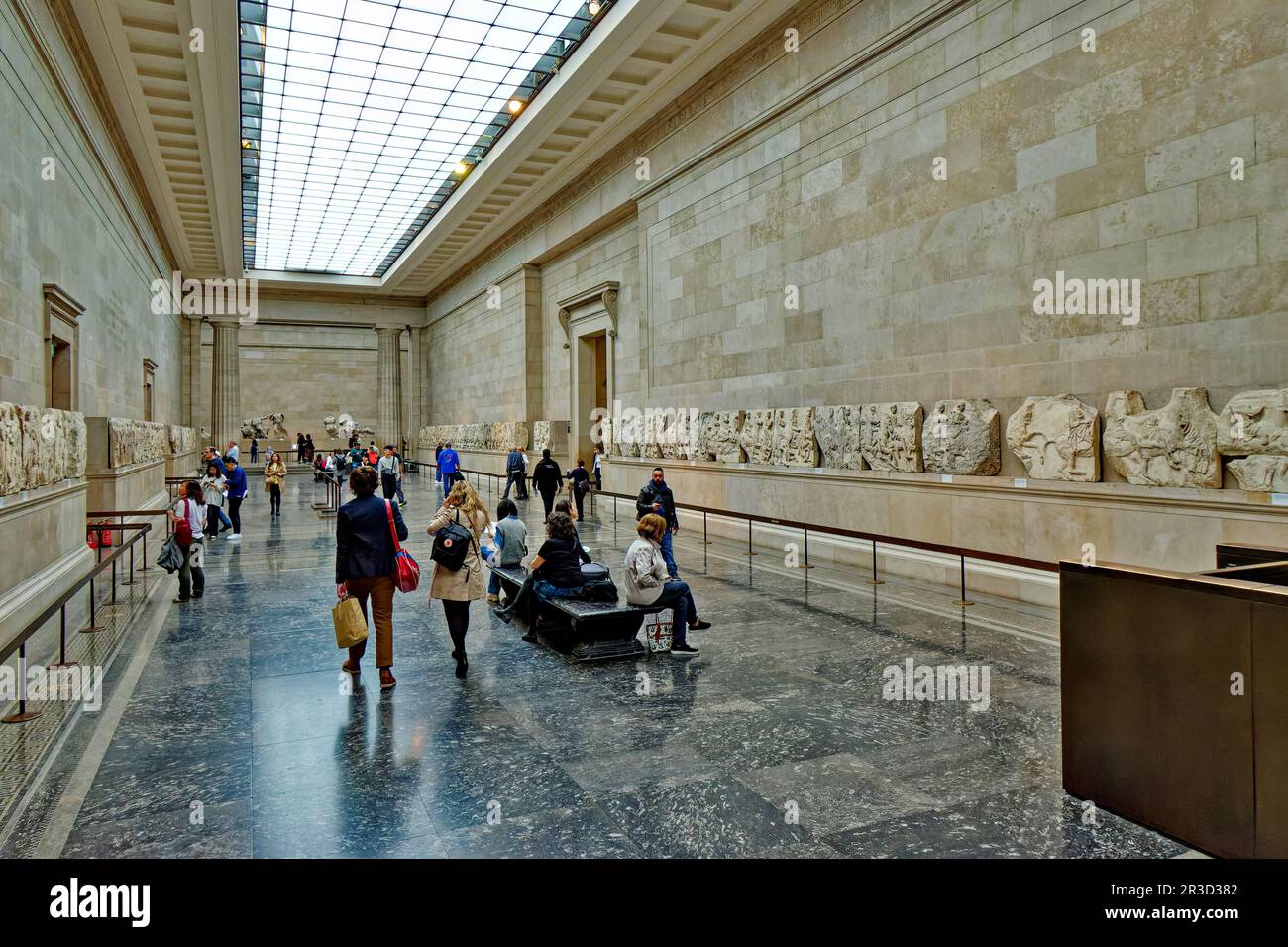 British Museum Great Russell Street London die Parthenon Skulpturen Elgin Marbles große Gruppe von Menschen, die die Skulpturen betrachten Stockfoto